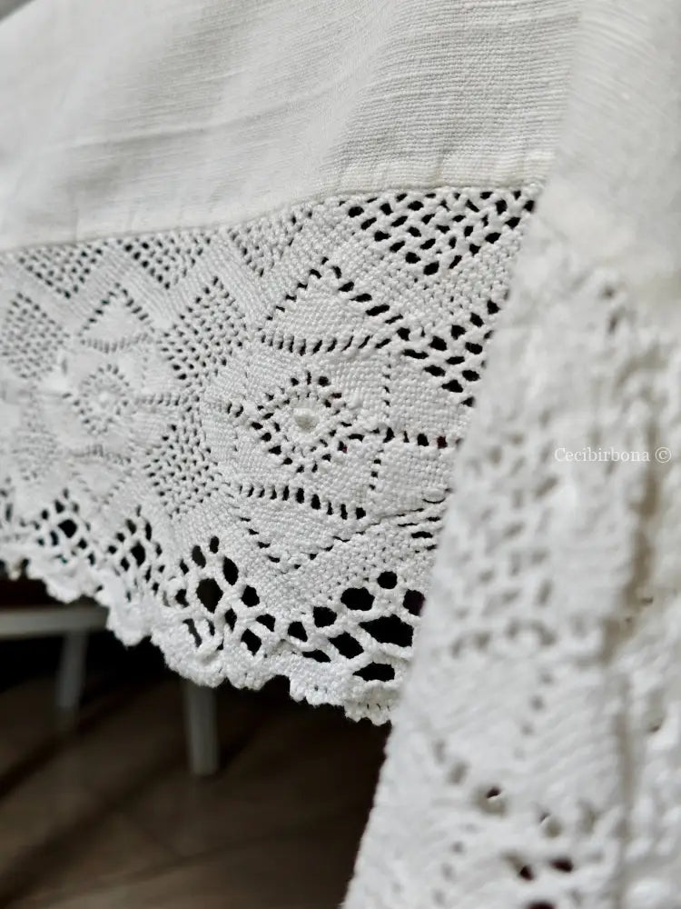 Tovaglia bianca con balza alta di pizzo biancheria antica per la casa