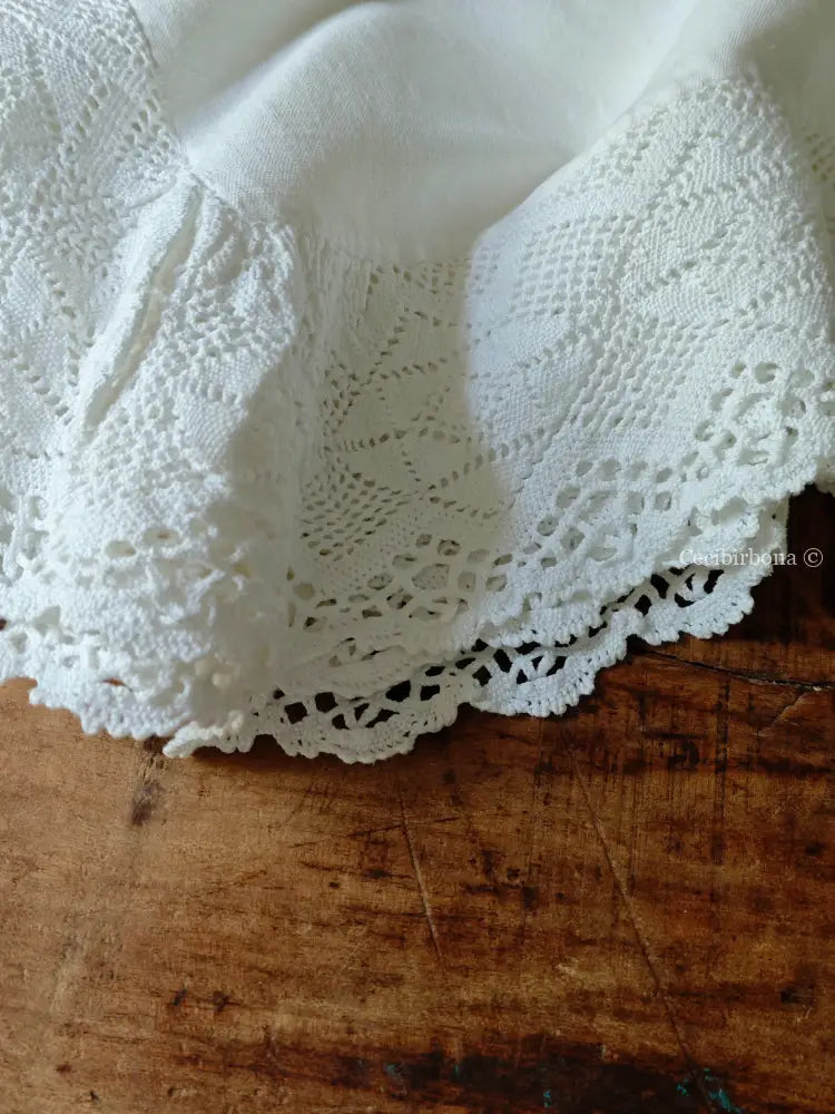 Tovaglia bianca con balza alta di pizzo biancheria antica per la casa