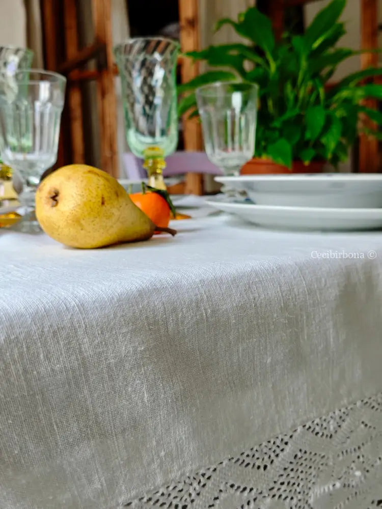 Tovaglia bianca con balza alta di pizzo biancheria antica per la casa