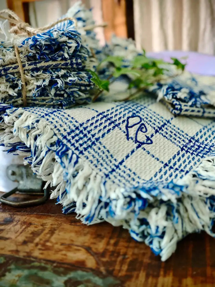 Tovaglia cifrata blu e panna con sei tovaglioli Tovaglia vintage