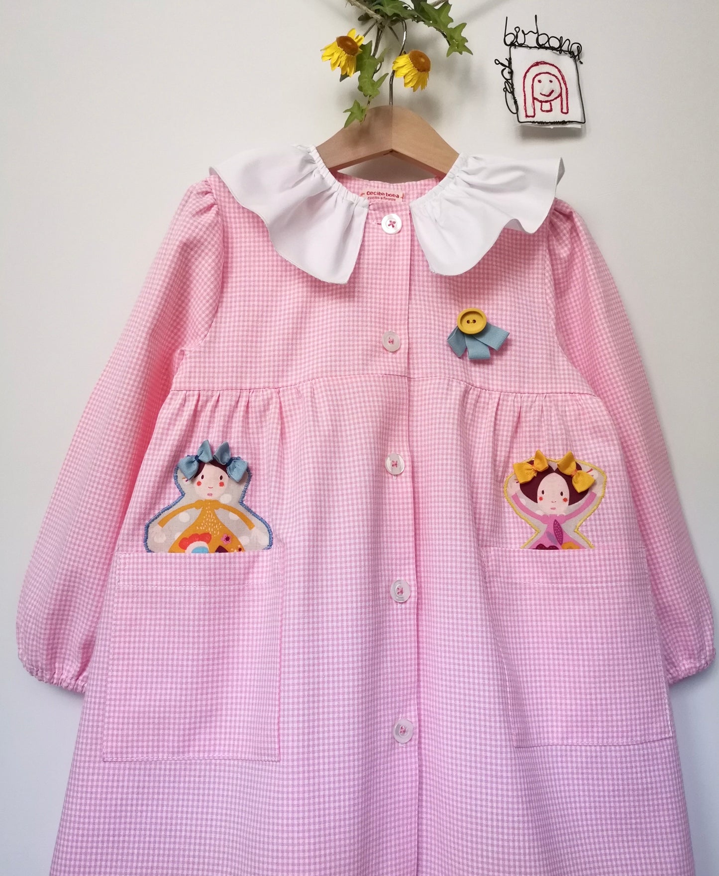 The apron with the dolls - Pink checkered apron for kindergarten with pierrot collar