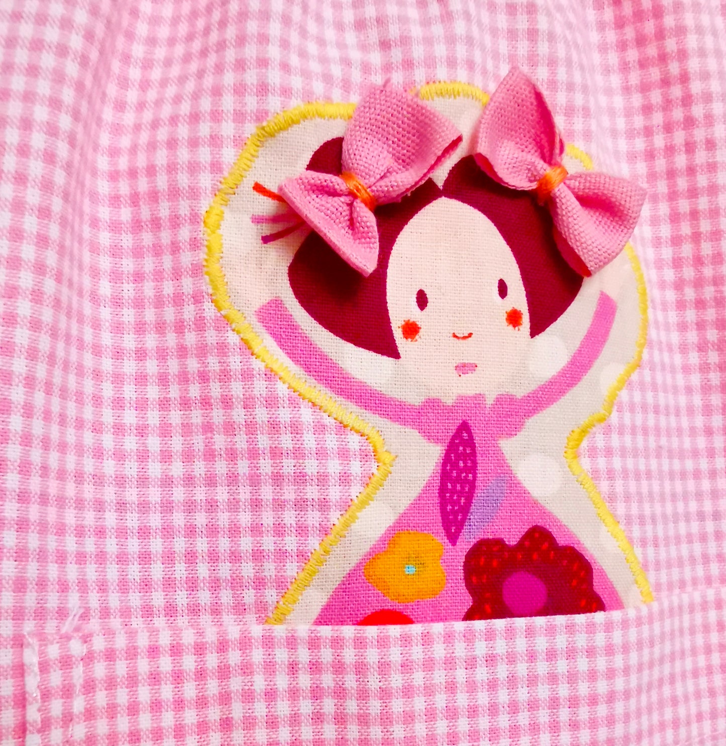 Il grembiulino con le bamboline - Grembiule a quadrettini rosa per asilo con colletto pierrot