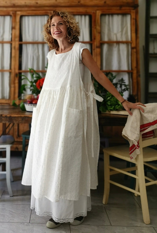 Kitchen apron for women in cotton broderie anglaise
