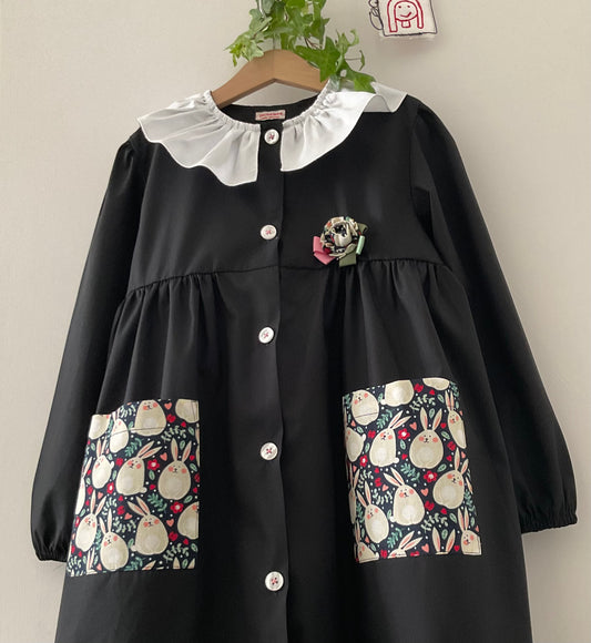 The black apron with bunnies and pierrot collar for primary school