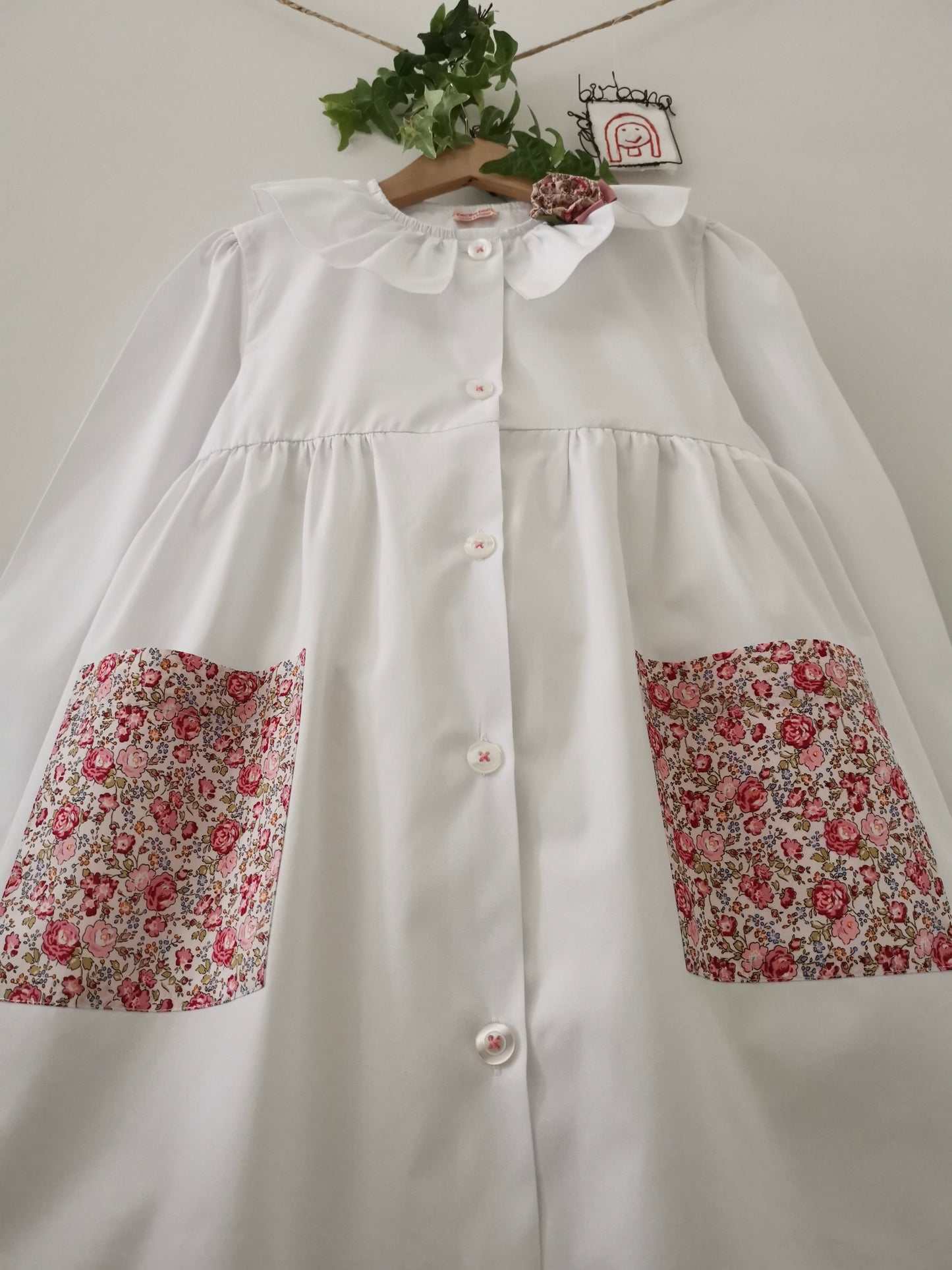 The white apron with roses and forget-me-nots and pierrot collar for primary school