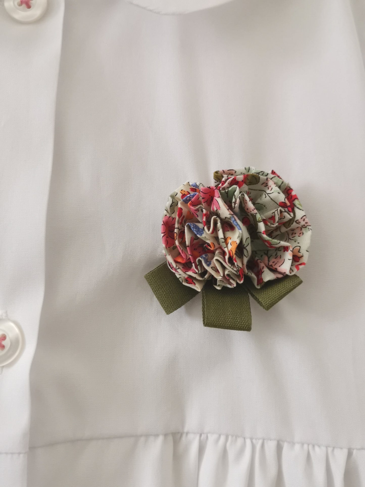 Il grembiulino bianco Flora  - grembiule in cotone bianco per scuola primaria con colletto tondo