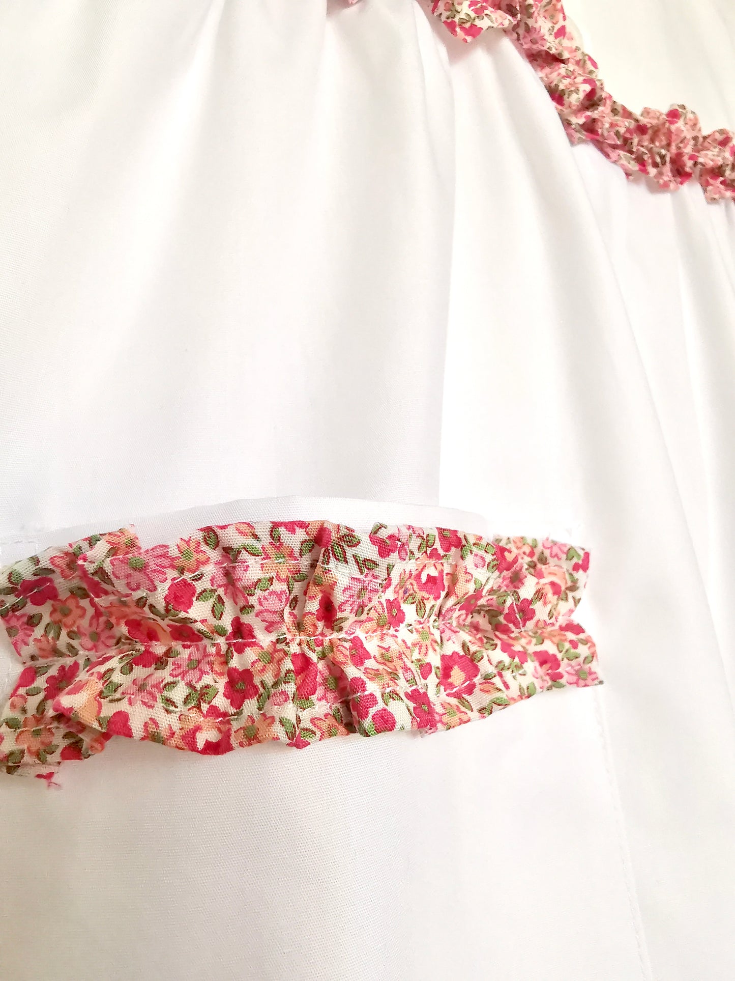 Il grembiulino bianco con le rouche rosa  - grembiule in cotone bianco per scuola primaria con colletto tondo