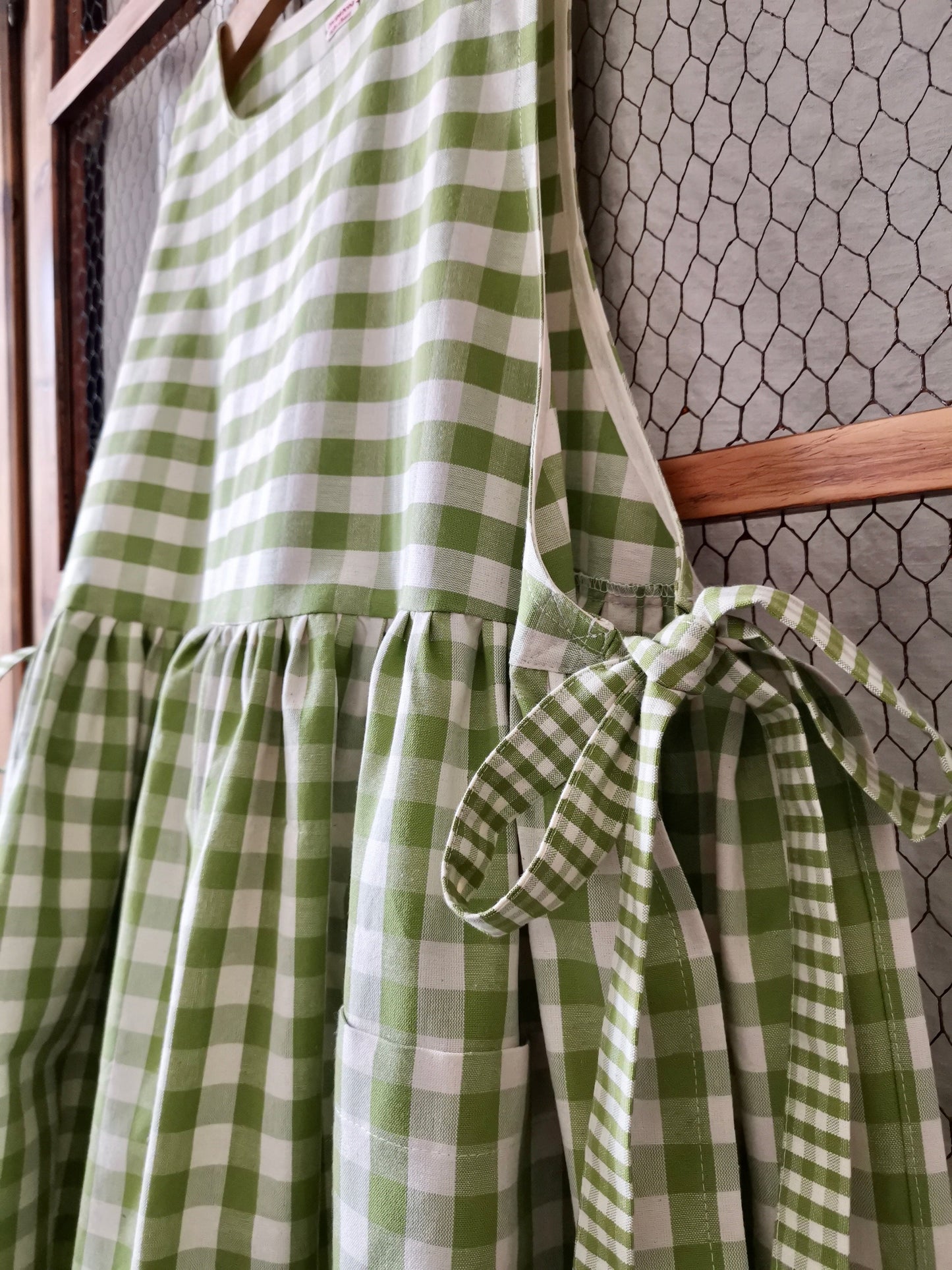 DISPONIBILE IN PREORDINE Grembiule da cucina per donna in cotone a quadri verde menta  (Ref. 47)