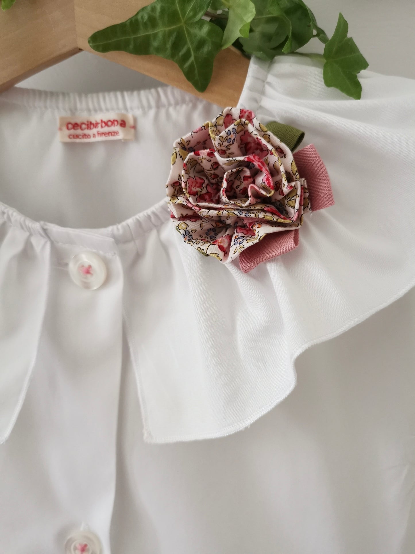 Il grembiulino bianco con le rose e i nontiscordardimé  e colletto pierrot per scuola primaria