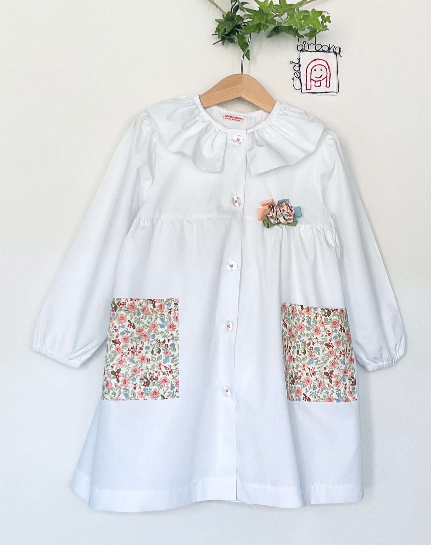 The Flora apron - White apron for kindergarten with pockets with flowers