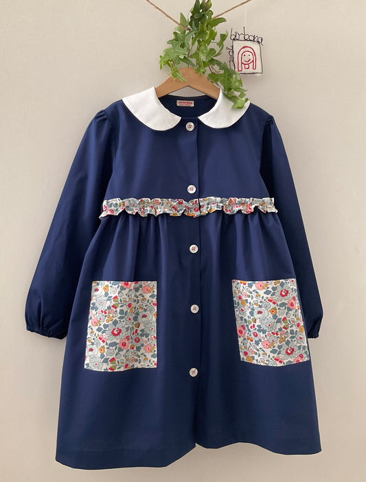 The baby blue apron with blue flowers and baby round collar for primary school