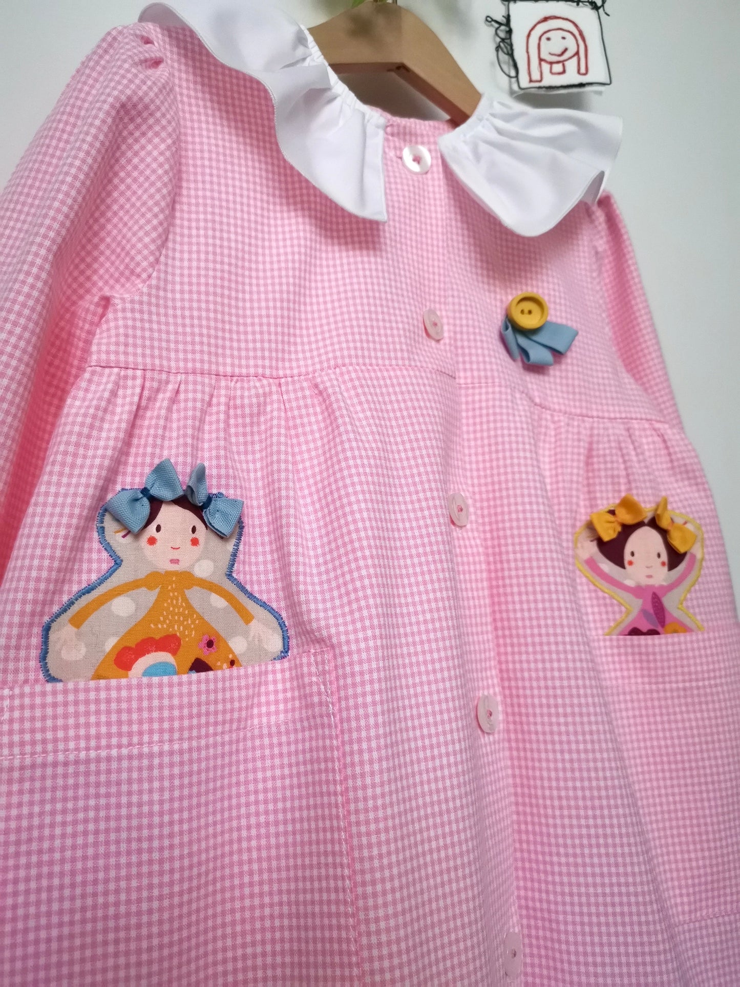 Il grembiulino con le bamboline - Grembiule a quadrettini rosa per asilo con colletto pierrot