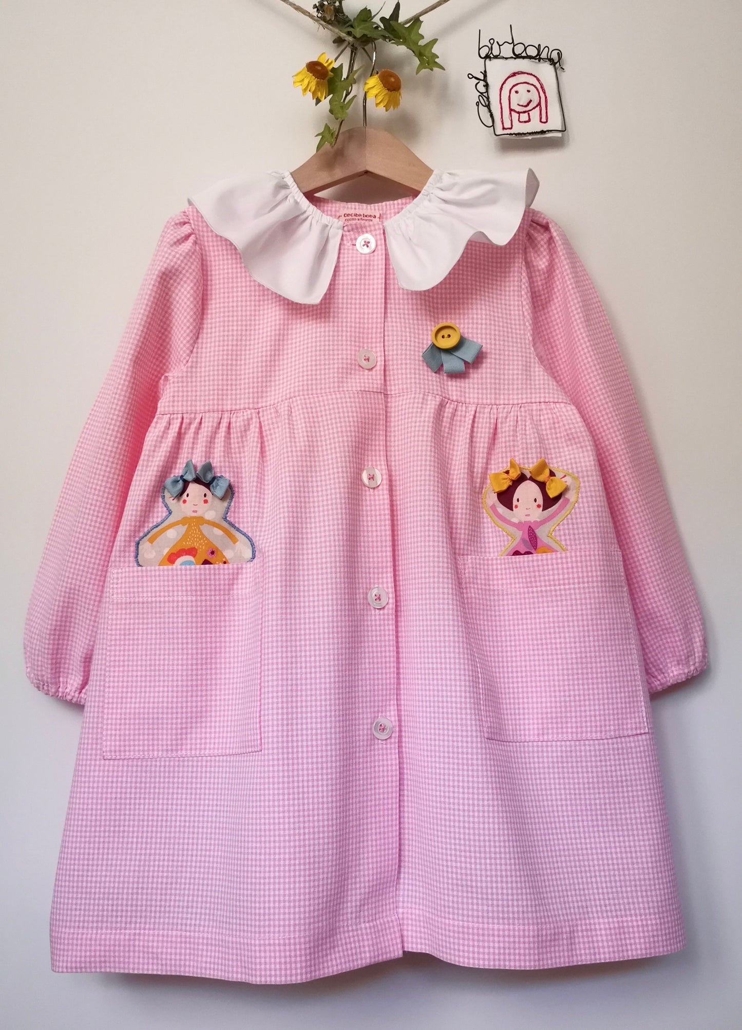 The apron with the dolls - Pink checkered apron for kindergarten with pierrot collar
