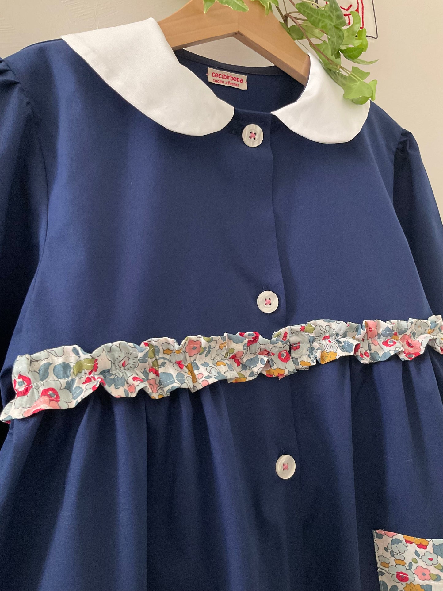 Il grembiulino blu con i fiori azzurri e colletto tondo baby per scuola primaria