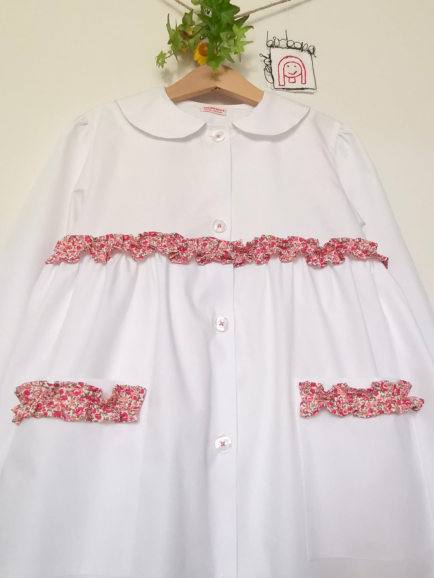 Il grembiulino bianco con le rouche rosa  - grembiule in cotone bianco per scuola primaria con colletto tondo
