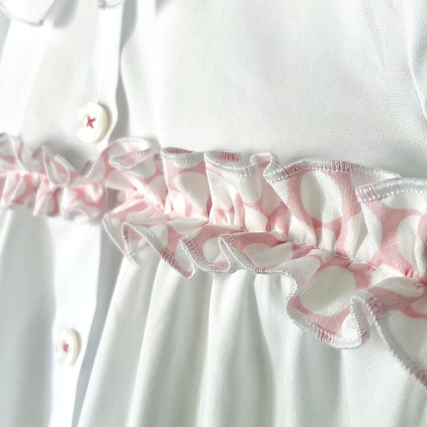 Il grembiulino con i pois rosa - Grembiule per asilo con rouche a pois rosa in cotone bianco.