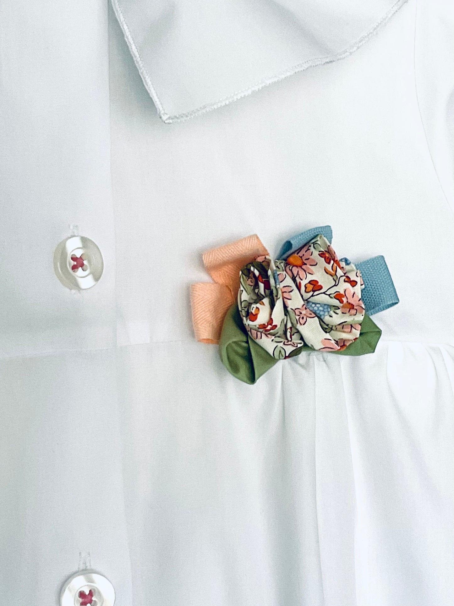 Le tablier Flora - Tablier blanc pour maternelle avec poches fleuries