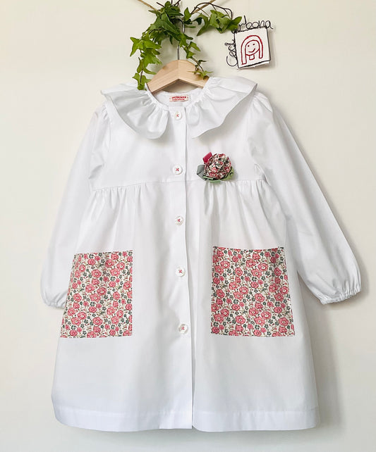 The apron with pink flowers and forget-me-nots - White apron for kindergarten with pockets with pink flowers