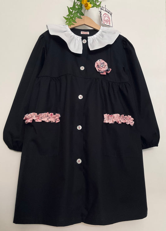 The black apron with the dogs and pierrot collar for primary school