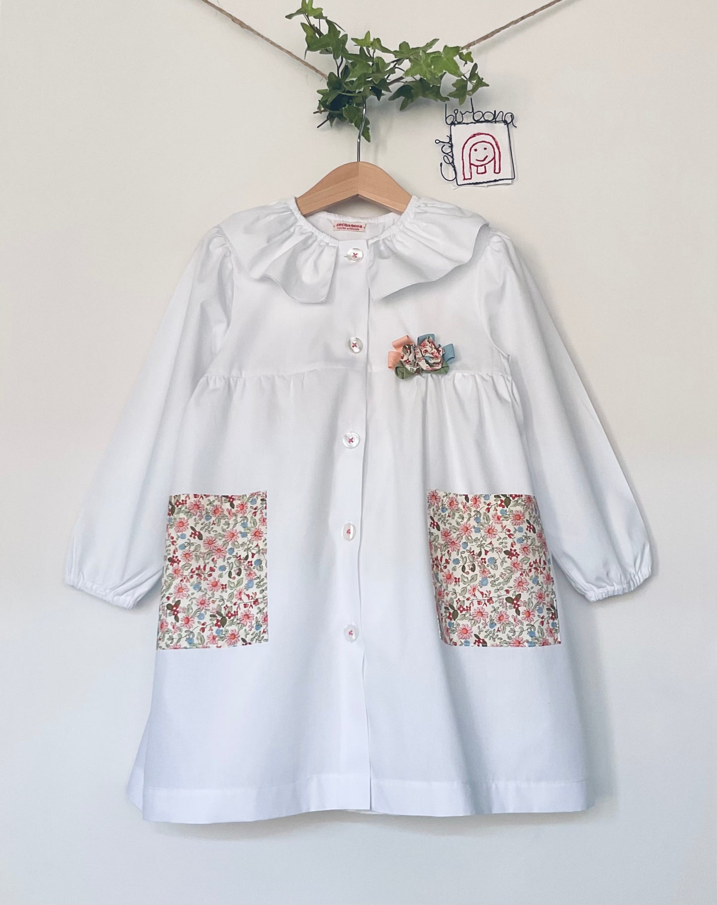 The Flora apron - White apron for kindergarten with pockets with flowers