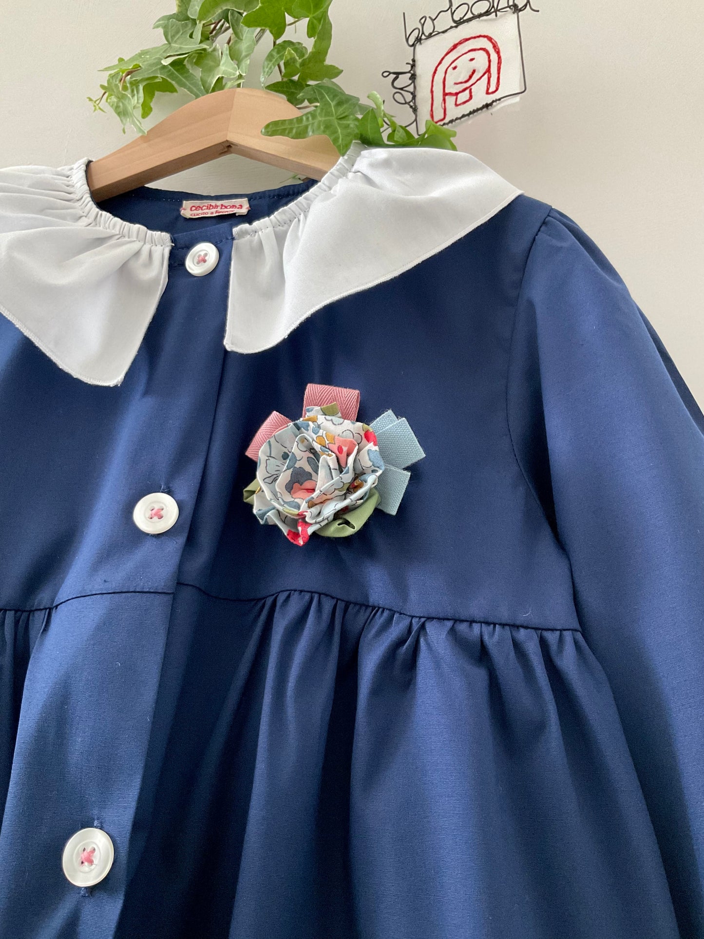 Il grembiulino blu con i fiori celesti e rosa e colletto pierrot per scuola primaria
