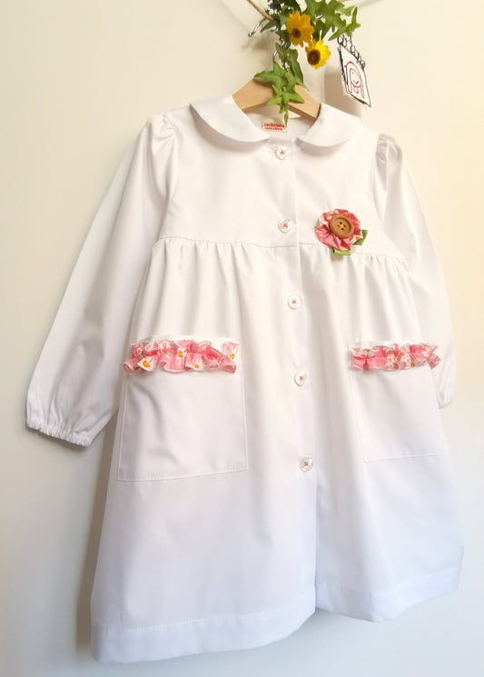 The apron with daisies - White apron for kindergarten with pockets with flowers
