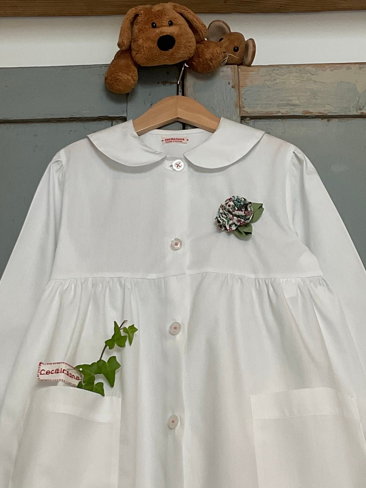 Grembiule bianco, collo tondo, bouquet di fiori per scuola materna ed elementare - grembiulino asilo ed elementari per bimba