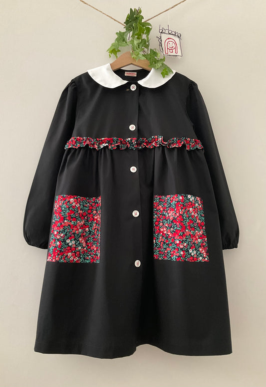 The black apron with red flowers and baby round collar for primary school