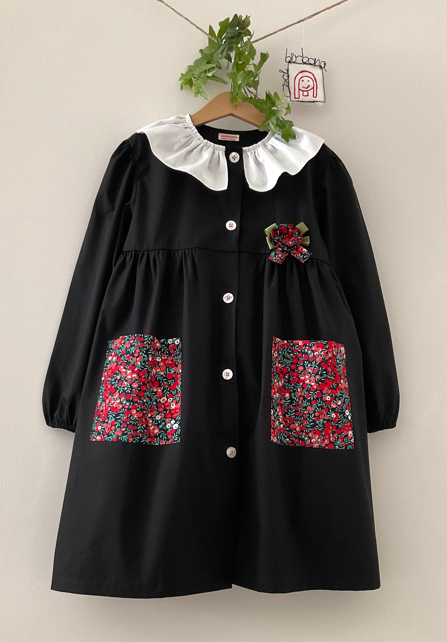 The black apron with red flowers and pierrot collar for primary school