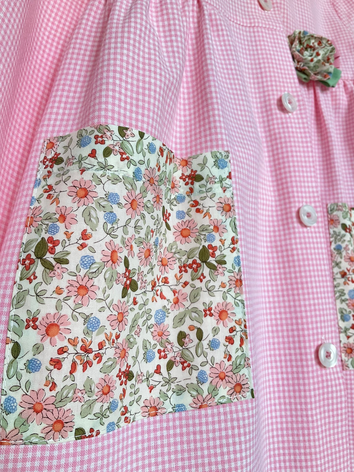 The apron of flowers - Pink checkered apron for kindergarten with pockets with flowers