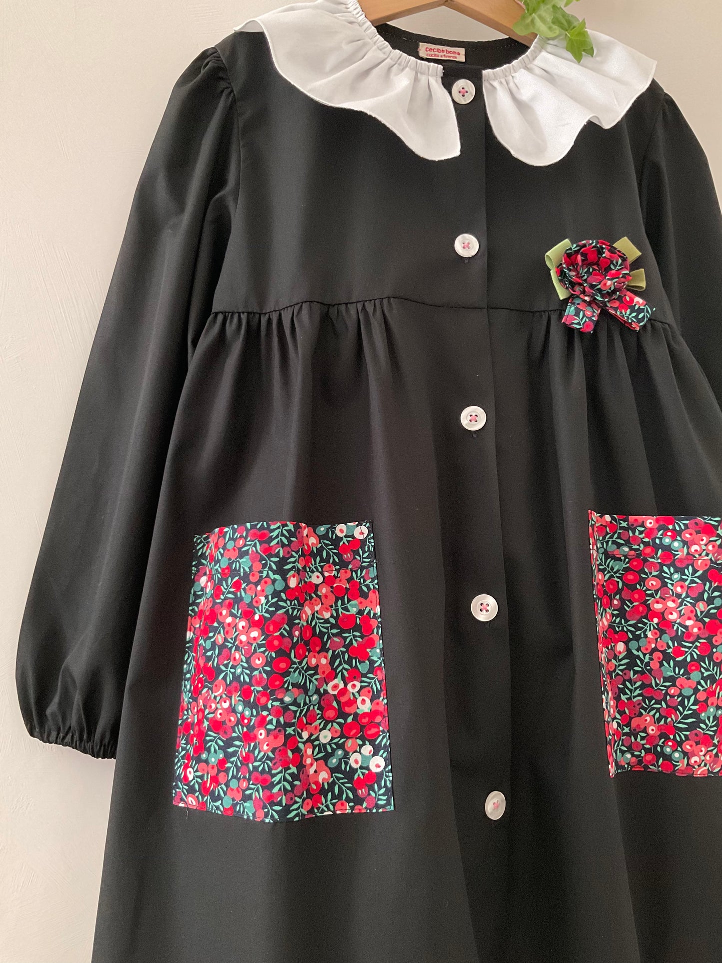 The black apron with red flowers and pierrot collar for primary school