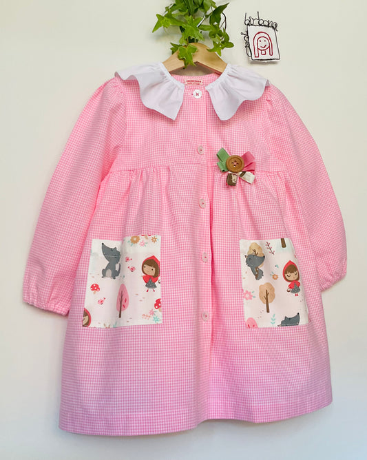 Tablier du Petit Chaperon Rouge - Tablier rose à carreaux pour maternelle avec poches à motifs Le Petit Chaperon Rouge