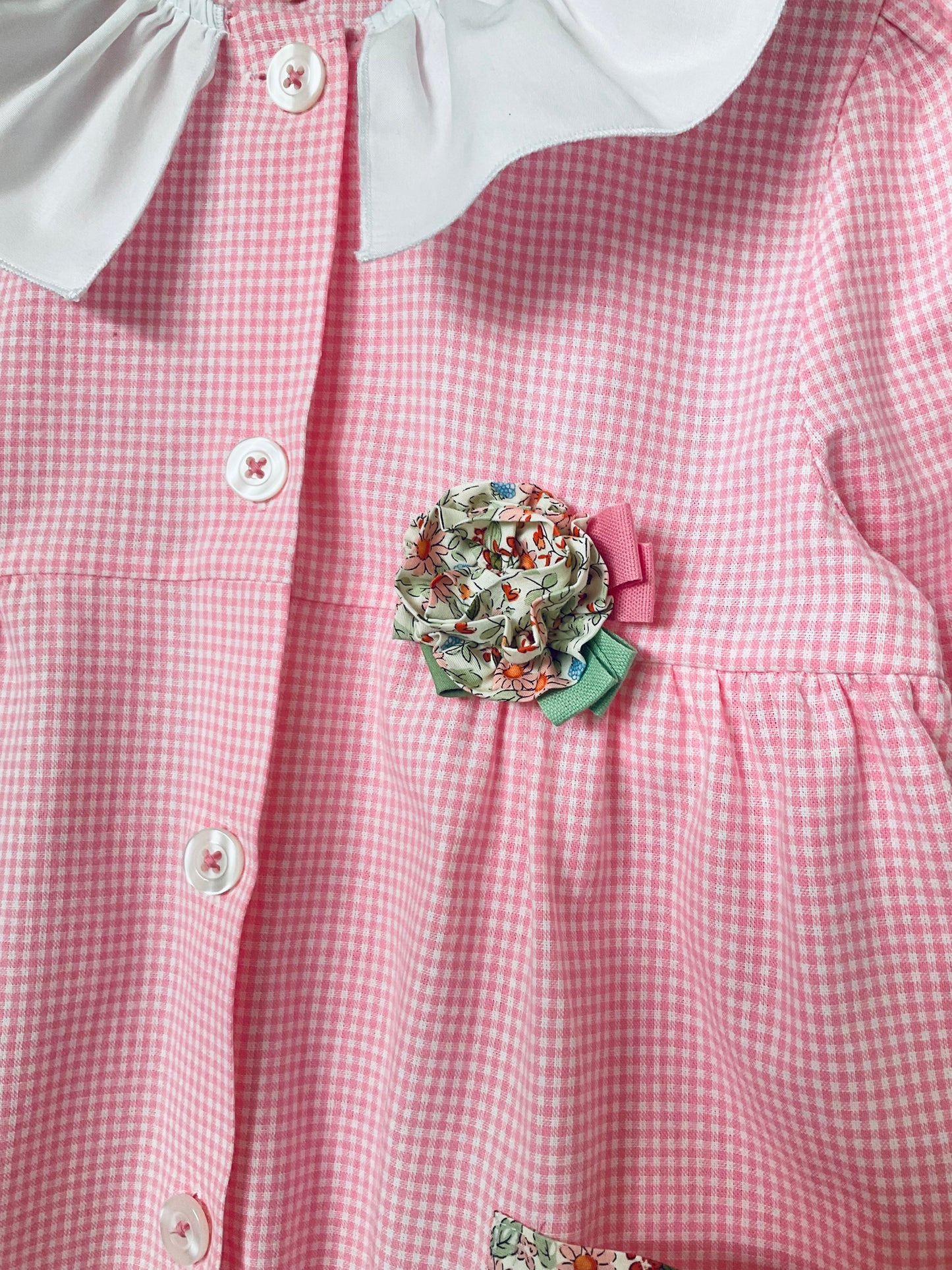 The apron of flowers - Pink checkered apron for kindergarten with pockets with flowers